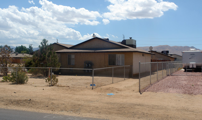 12160 Algonquin Rd in Apple Valley, CA - Building Photo - Building Photo