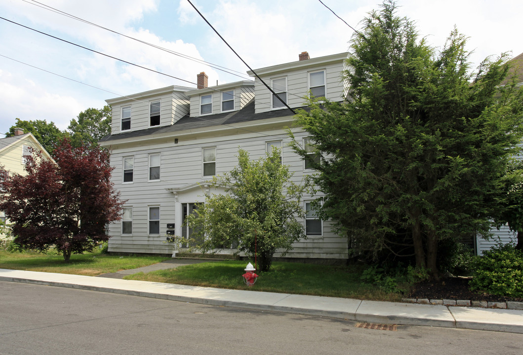 16 W Walnut St in Milford, MA - Building Photo