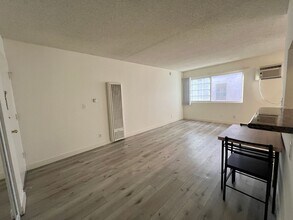 3730 S Sepulveda Blvd, Unit 206 in Los Angeles, CA - Building Photo - Building Photo