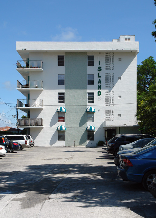 Island Apartments in Miami Beach, FL - Foto de edificio