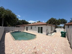9130 NW 193rd St in Hialeah, FL - Building Photo - Building Photo