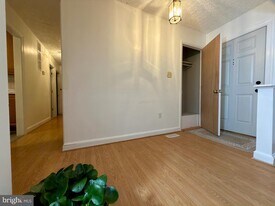 905 W Poplar Rd in Sterling, VA - Building Photo