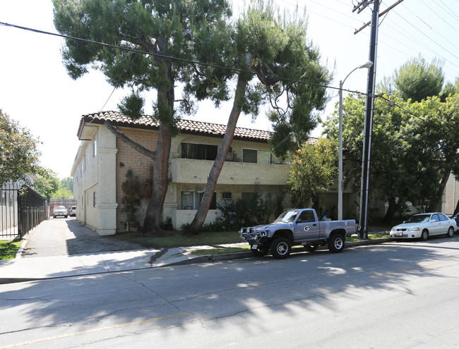 7050 Etiwanda Ave in Reseda, CA - Building Photo - Building Photo