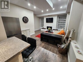 1214 Kos Blvd in Mississauga, ON - Building Photo - Building Photo