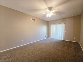9303 Gilcrease Ave, Unit 1241 in Las Vegas, NV - Foto de edificio - Building Photo