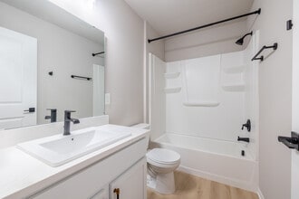 The Woodhaven Reserve in Woodhaven, MI - Foto de edificio - Interior Photo