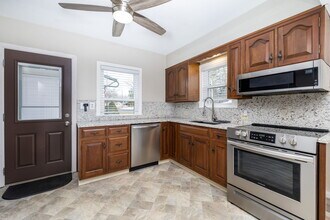 192 Spring St in Windsor Locks, CT - Building Photo - Building Photo