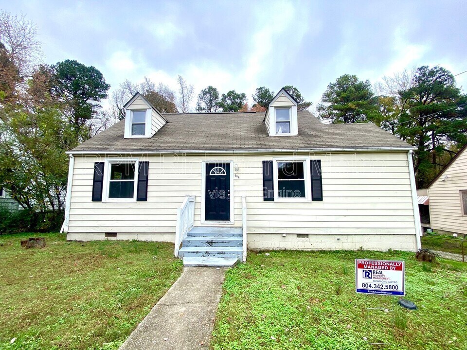 208 Algiers Dr in Sandston, VA - Building Photo