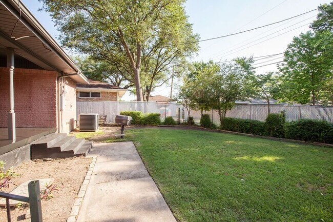 118 N Lois Ln in Richardson, TX - Building Photo - Building Photo