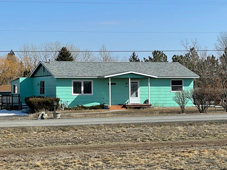2555 Valley Dr in East Helena, MT - Foto de edificio