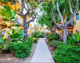 Parkway Plaza Apartments in Chula Vista, CA - Building Photo - Building Photo