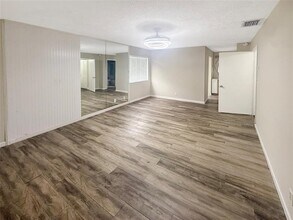 5922 NW 21st St in Lauderhill, FL - Building Photo - Building Photo