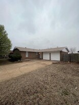 220 W Shadywood Dr in Midwest City, OK - Building Photo