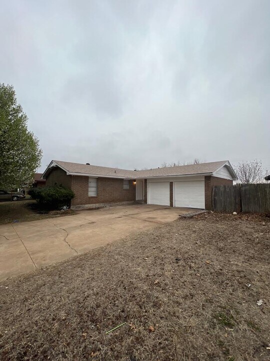 220 W Shadywood Dr in Midwest City, OK - Foto de edificio