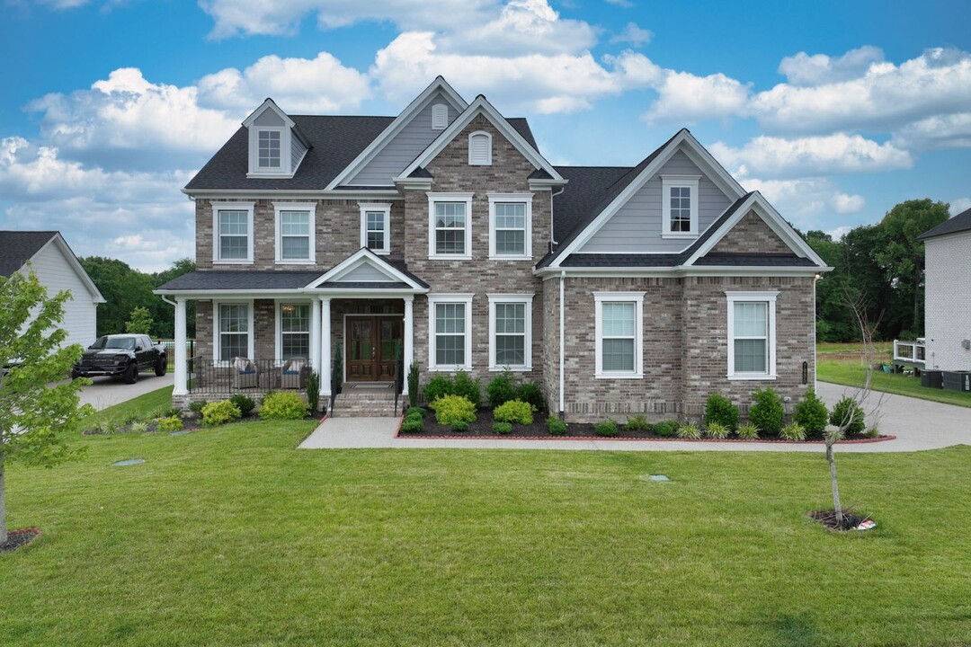 7085 Fiddlers Gln Dr in Arrington, TN - Building Photo