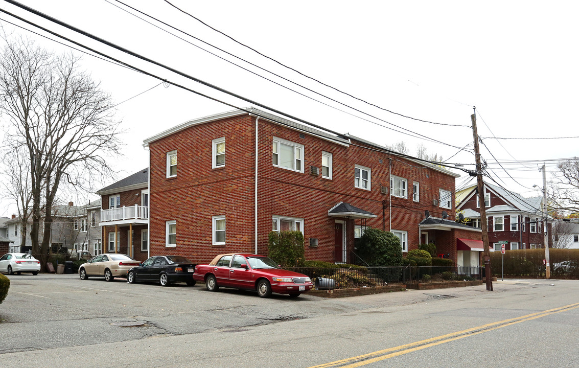 396 Newton St in Waltham, MA - Foto de edificio