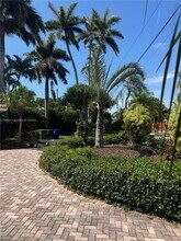 2404 NE 28th Ave in Fort Lauderdale, FL - Foto de edificio - Building Photo
