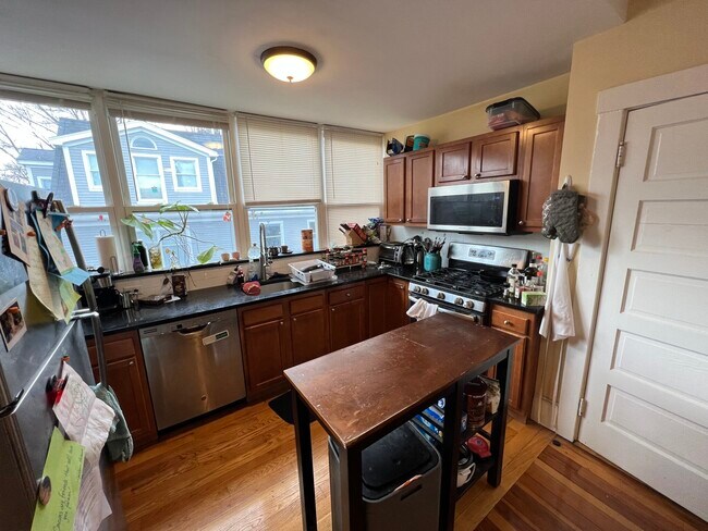 332 Beacon St, Unit 2 in Somerville, MA - Building Photo - Building Photo