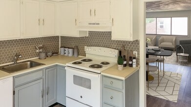 Creekwood Apartments in Holt, MI - Building Photo - Building Photo
