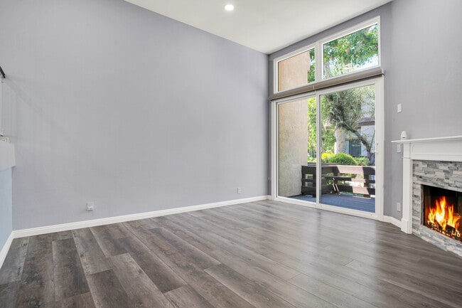 9000 Vanalden Ave in Northridge, CA - Foto de edificio - Building Photo