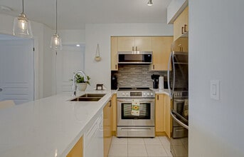 482 Lake Shore Blvd W in Toronto, ON - Building Photo - Building Photo