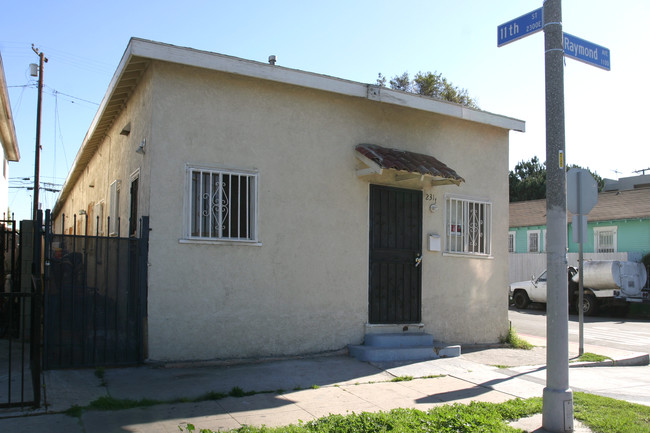 2311 E 11th St in Long Beach, CA - Foto de edificio - Building Photo