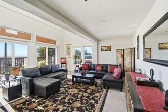 9028 Burr St in Oakland, CA - Building Photo - Building Photo