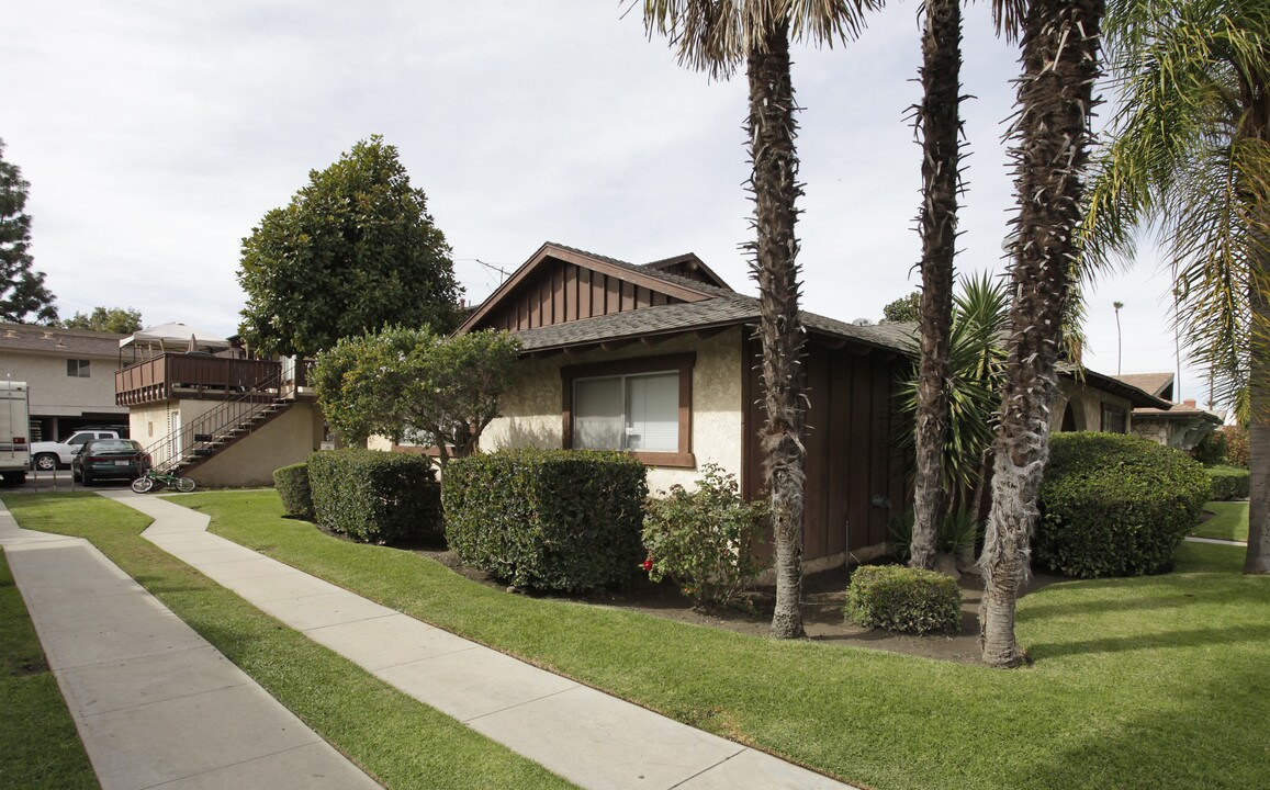 Delano Apartments in Anaheim, CA - Building Photo