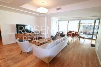 7137 E Rancho Vista Dr in Scottsdale, AZ - Foto de edificio - Building Photo