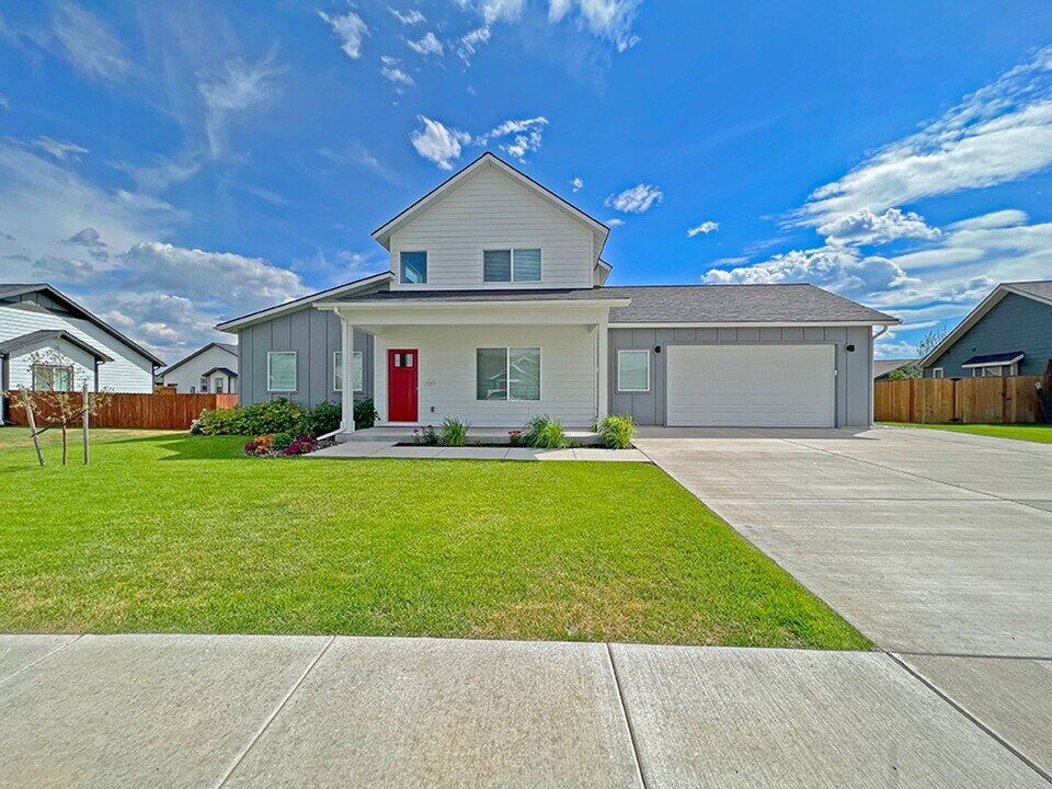 1303 Ingomar Blvd in Belgrade, MT - Foto de edificio