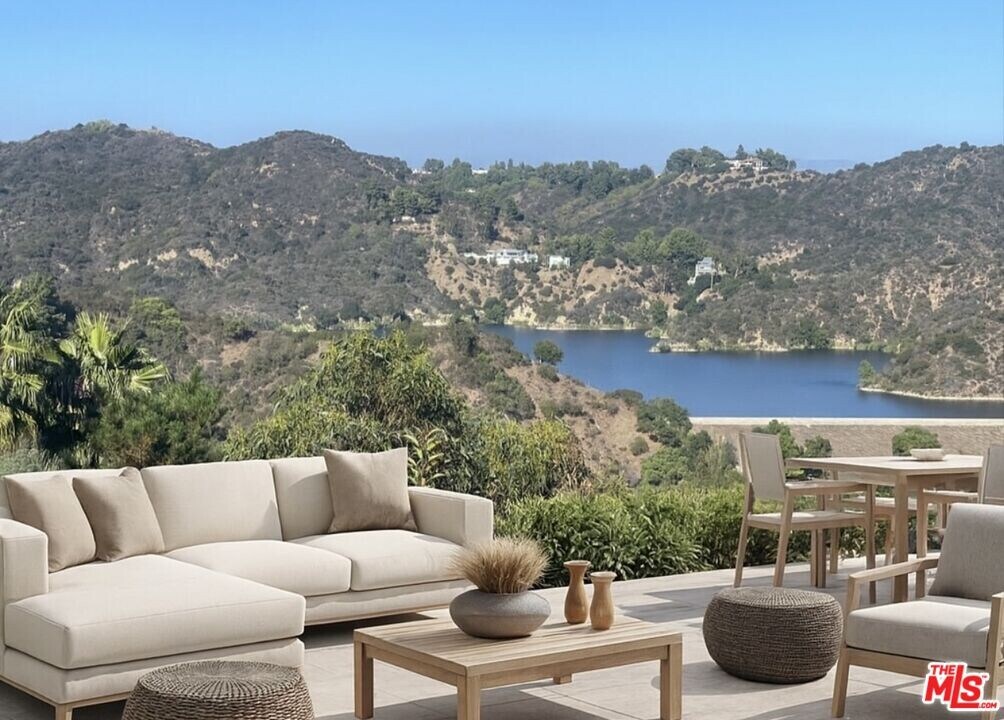 1743 Stone Canyon Rd in Los Angeles, CA - Building Photo