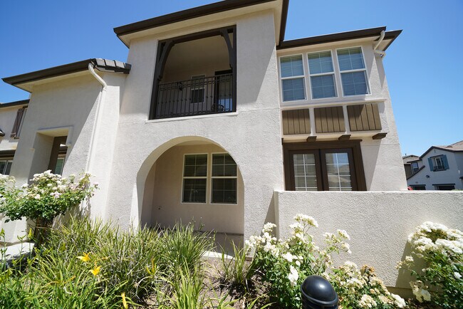 28635 N Pietro Dr in Santa Clarita, CA - Building Photo - Building Photo