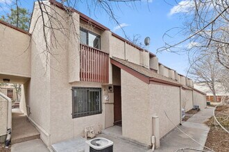 1060 S Parker Rd in Denver, CO - Building Photo - Building Photo
