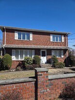 68 Kirkwood Rd in Sands Point, NY - Building Photo