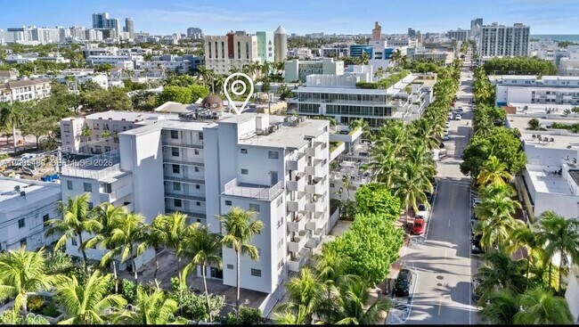 240 Collins Ave in Miami Beach, FL - Building Photo - Building Photo