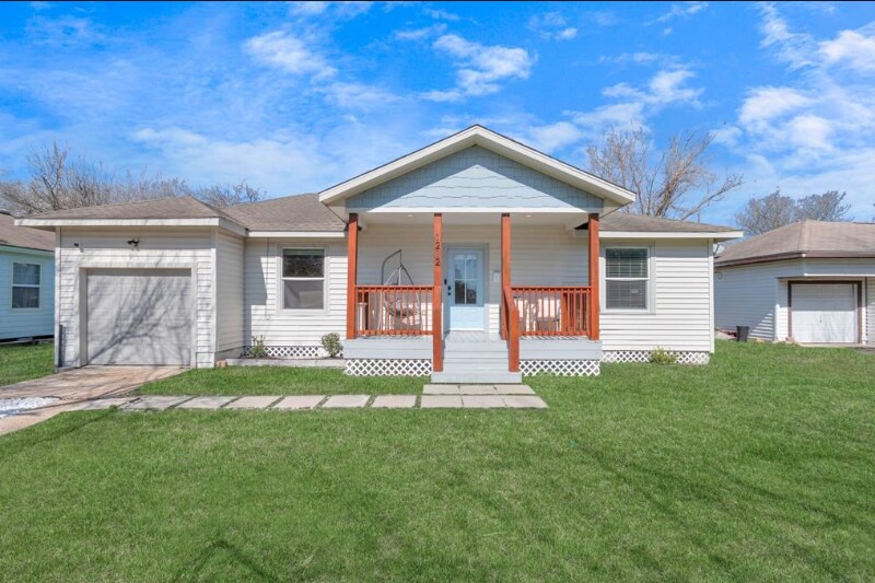 1212 16th Ave N in Texas City, TX - Building Photo