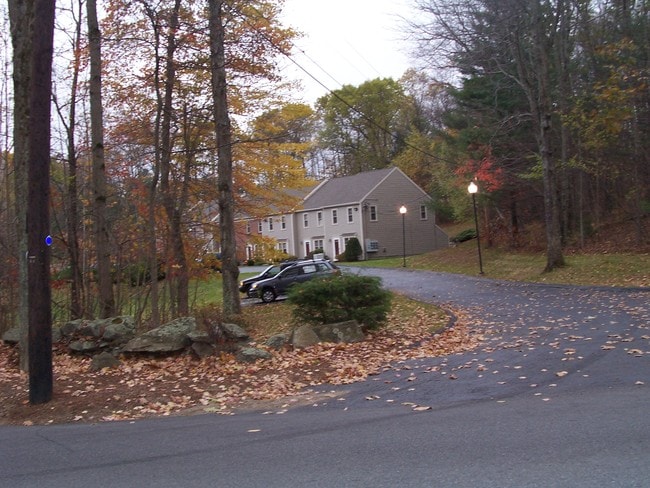 Knollwood Townhouse Condos in Charlton, MA - Foto de edificio - Building Photo