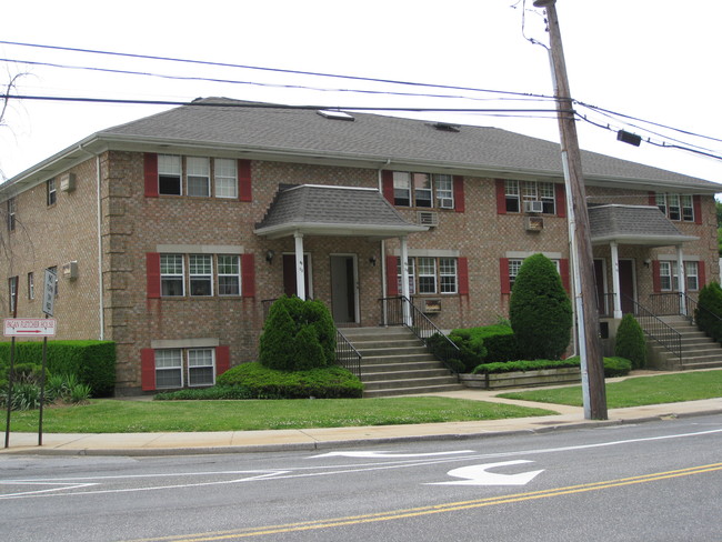 46 Hendrickson Ave in Valley Stream, NY - Foto de edificio - Building Photo