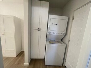 4919 Enfield Ave in Los Angeles, CA - Foto de edificio - Building Photo