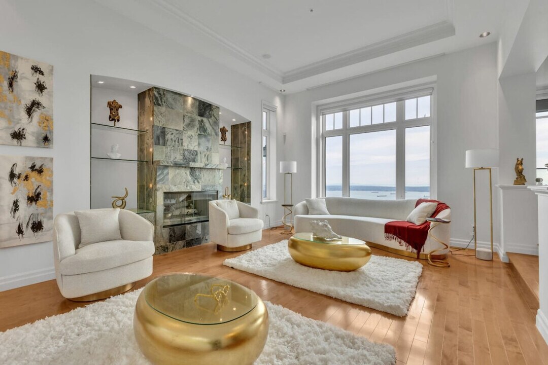 2238 Lythe Ct in West Vancouver, BC - Building Photo