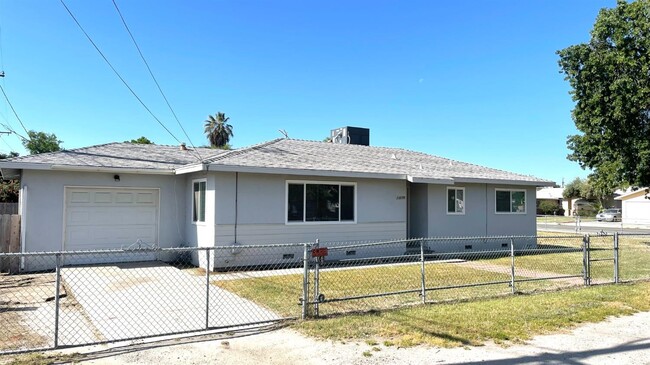 14099 Hanford Armona Rd in Armona, CA - Building Photo - Building Photo