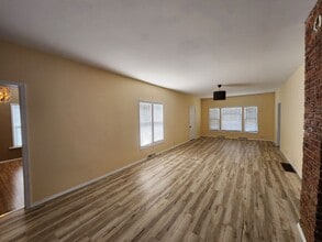 704 N White St in Mount Pleasant, IA - Foto de edificio - Building Photo