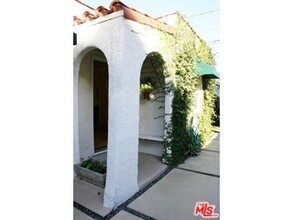 8711 Sherwood Dr in West Hollywood, CA - Building Photo - Building Photo