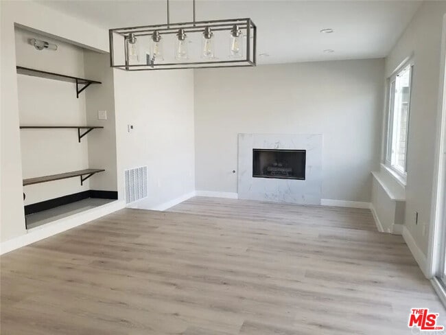 18601 W Lassen St in Los Angeles, CA - Foto de edificio - Building Photo