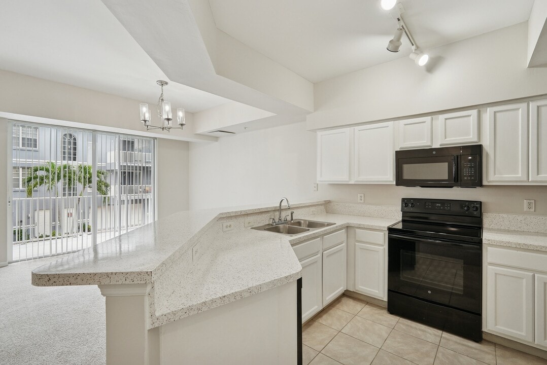 Cobblestone on The Lake Apartments in Ft. Myers, FL - Foto de edificio