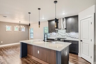 Gorgeous Tobin Hill North home near St. Ma in San Antonio, TX - Building Photo - Building Photo