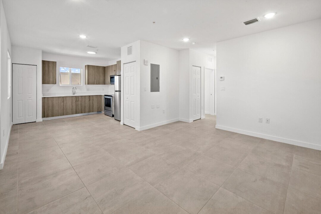 1295 W 69th St in Hialeah, FL - Building Photo