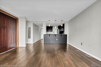 250 E Harbortown Dr in Detroit, MI - Building Photo - Building Photo