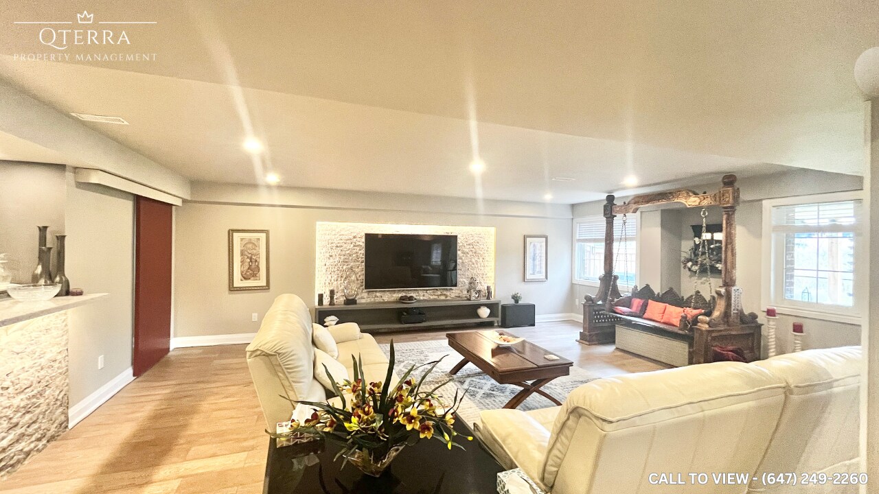 100 Coastline Dr in Brampton, ON - Building Photo