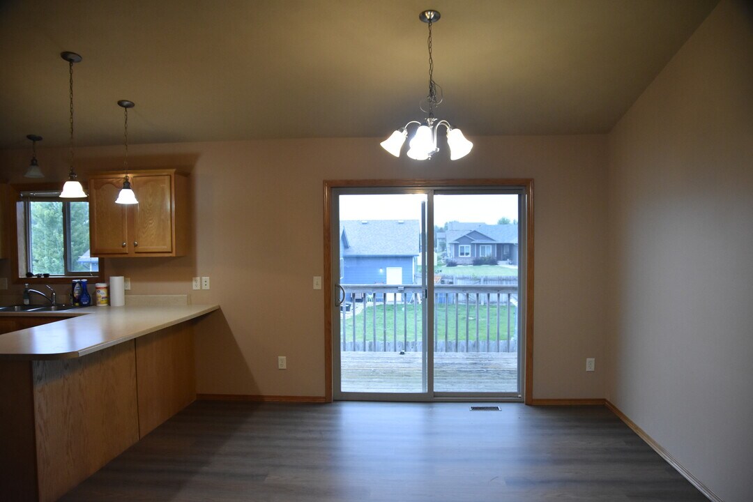 8102 S Hughes Ave, Unit 1 in Sioux Falls, SD - Building Photo